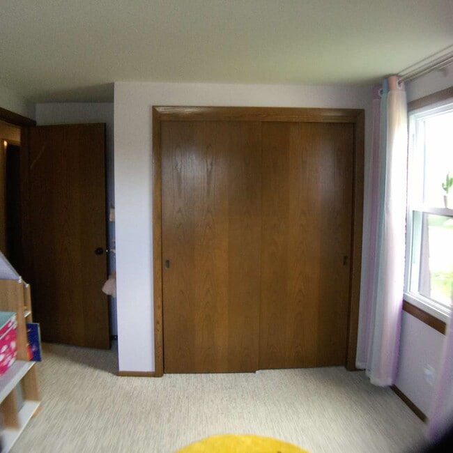 Building Photo - 201 W Oak St