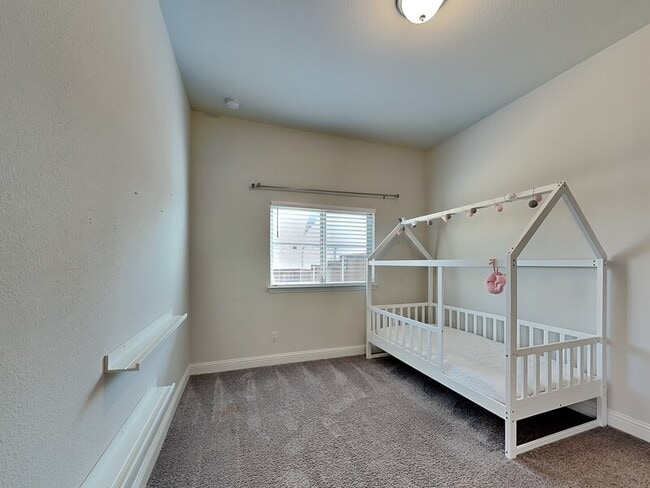 Building Photo - 721 Precious Dr