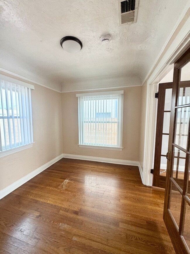 Building Photo - 550-550 W 20th St