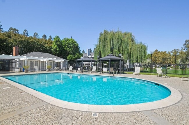 Building Photo - 1735 Parkview Green Cir