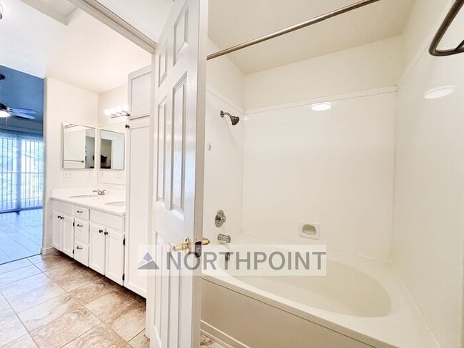 Building Photo - River Run Condo -Top Floor - 3 bed 2 bath