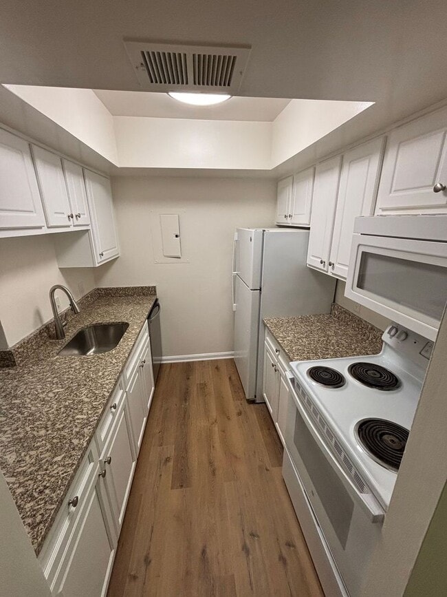 Building Photo - Updated 3Bedroom/2Bathroom - Great Location!