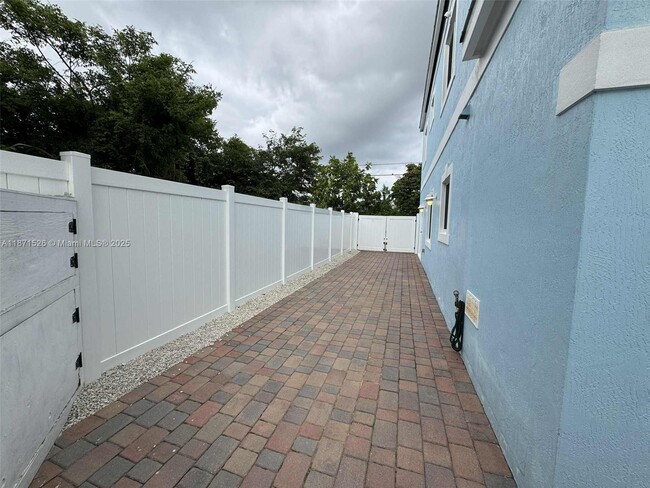 Building Photo - 1315 Royal Palm Dr