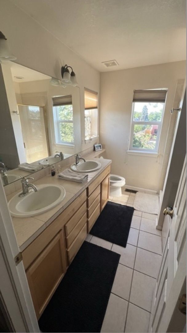 Building Photo - 2 Bed Highlands Townhome