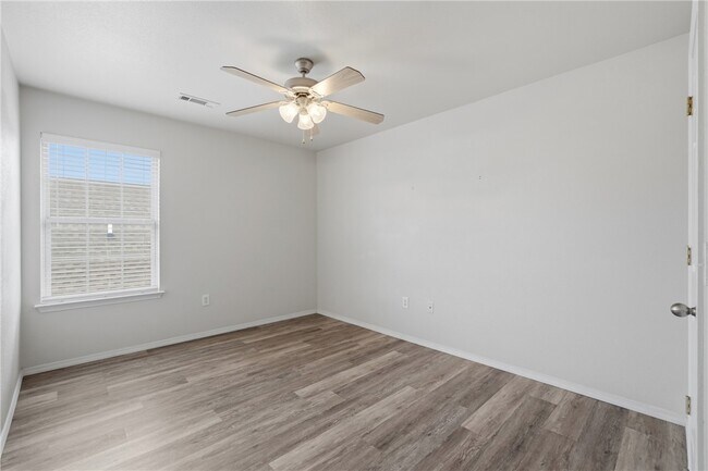 Building Photo - 3402 SW Windrift Ave