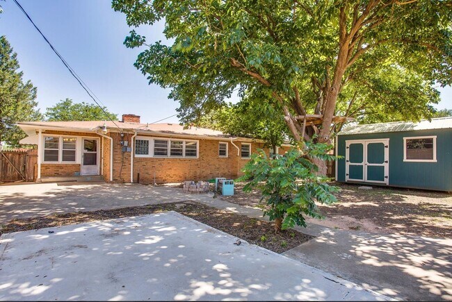 Building Photo - 3 Bedroom 2 Bathroom house with lots of Character!