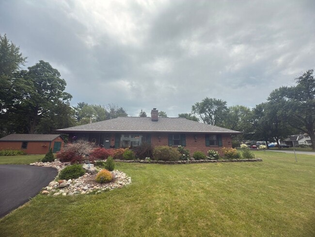 Building Photo - Charming 3-Bedroom Home + Bonus Room in Prime Niskayuna Location!