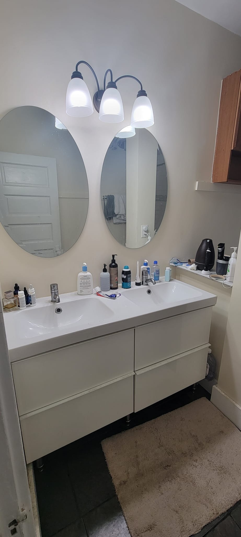 Shared bed/bath for rooms 1 and 2 - 3509 Raymond Ave