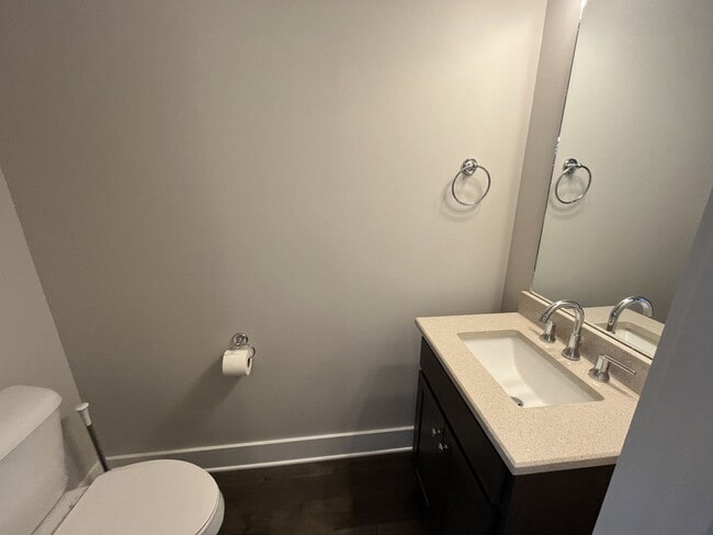 Building Photo - 2/2.5 - MODERN TOWNHOME IN THE NATIONS