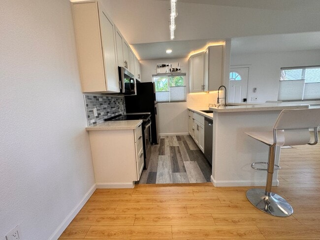 Building Photo - Charming 2-Bedroom/2-Bath - Renovated