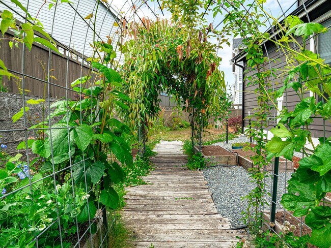 Building Photo - Stunning Ten Trails Home for Rent! 5 bedro...