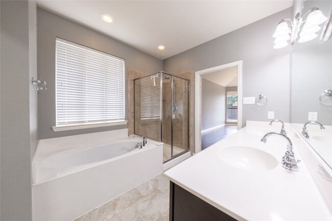 Building Photo - 2432 Greenbrook Dr