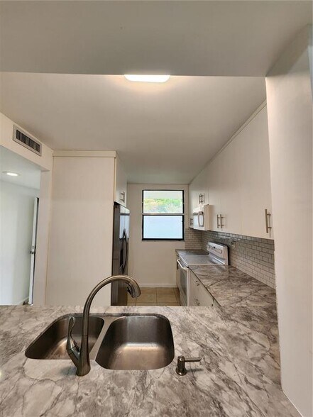 Building Photo - 8441 Forest Hills Dr