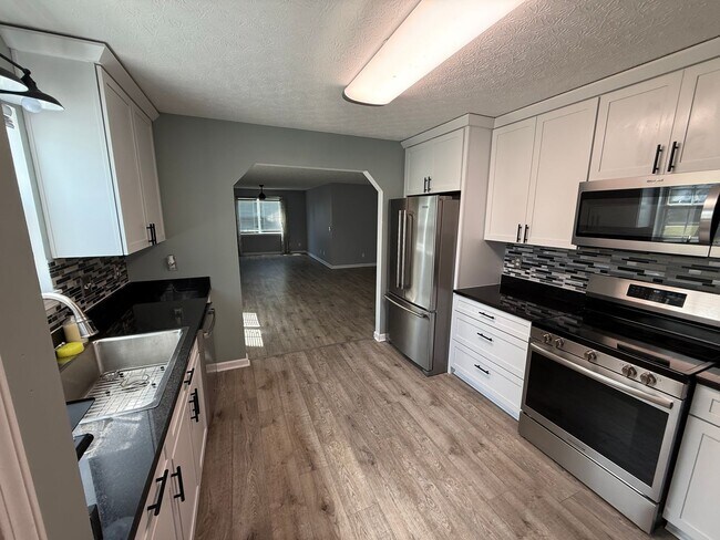 Building Photo - 80 Collins Ln