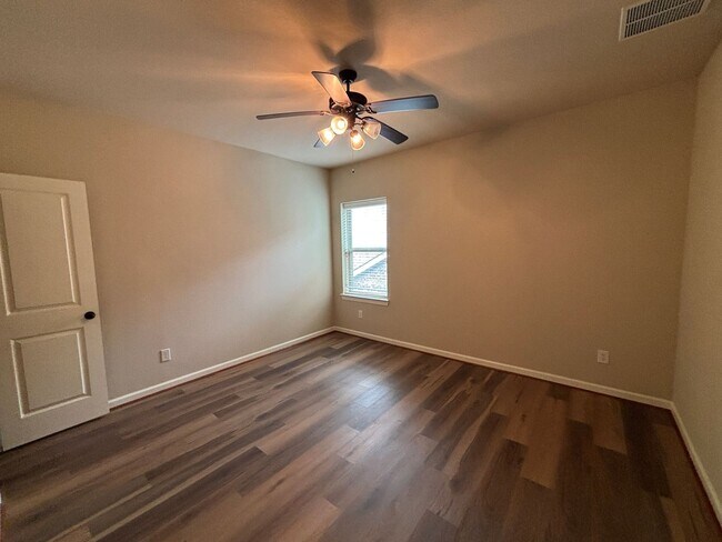 Building Photo - 5 BR/4BA | Updated Single Family Home | 2-Car Garage | Gated backyard