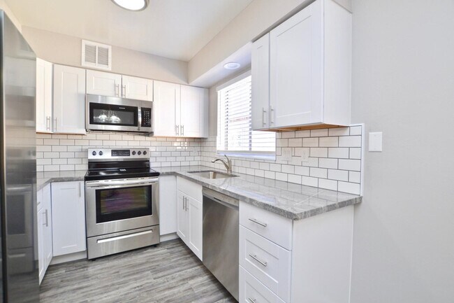 Building Photo - 645 N Arrowhead Dr