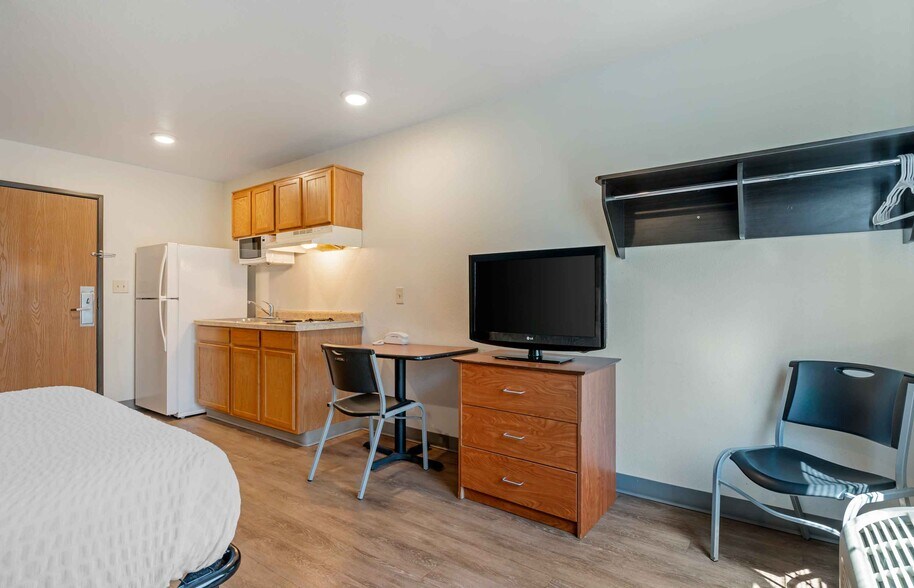 Building Photo - Furnished Studio-Indianapolis - Lawrence