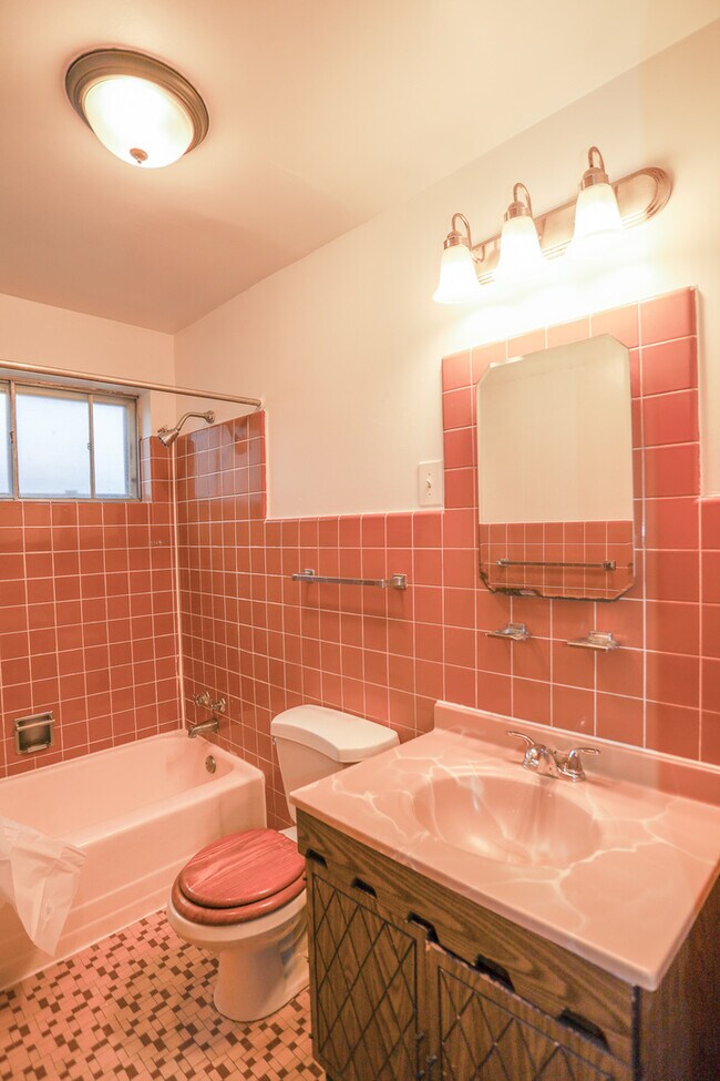 Building Photo - 5701 N Kimball Ave