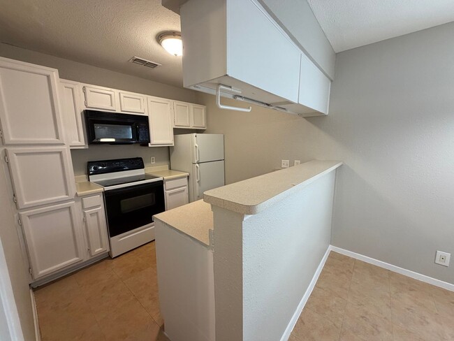 Building Photo - NICE 1 BR CONDO IN DESIRED GATED COMMUNITY*EASY ACCESS TO I35, 410, AND SHOPPING*APPLIANCES INCLU...