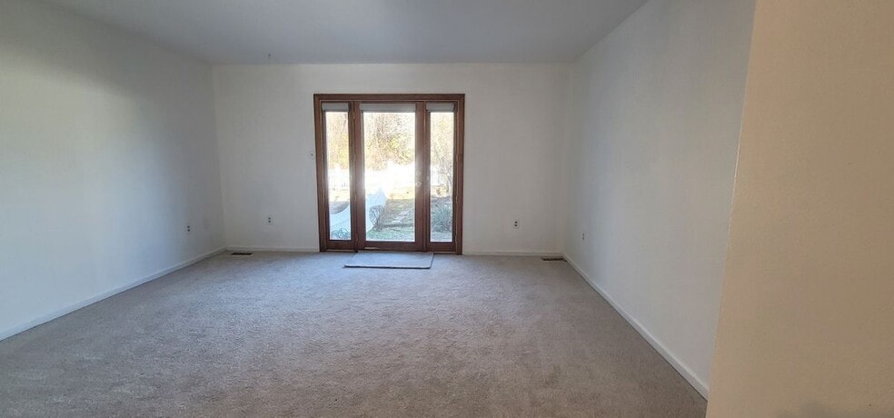 Building Photo - 10 Woodfield Dr