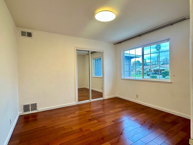 Building Photo - 1717 Gladstone Ave