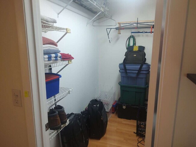 Building Photo - "$200 move in Special. Quite and Peaceful ...