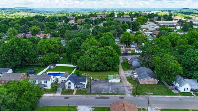 Building Photo - 714 E Jefferson St