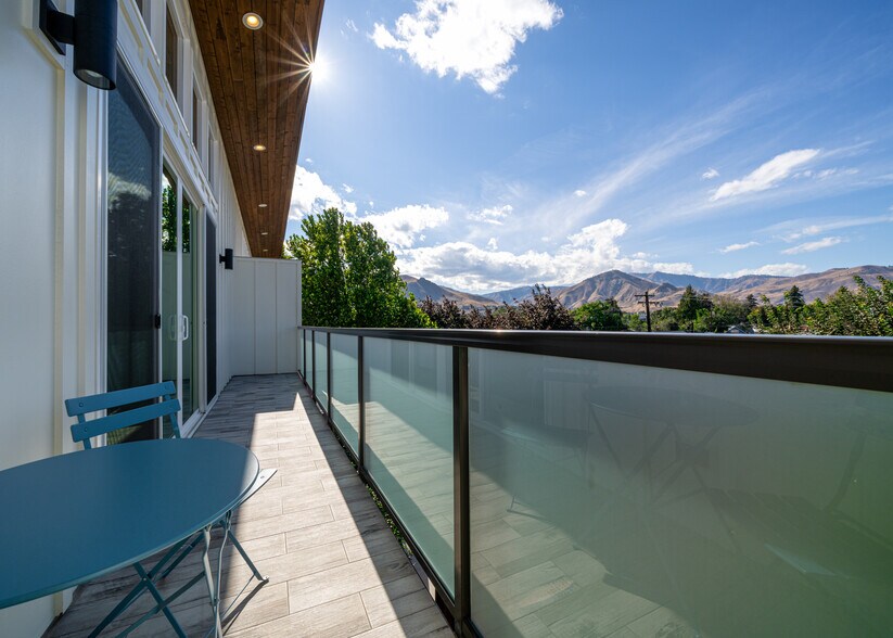 Upper Balcony w/ Breakfast Table - 823 Orondo Ave