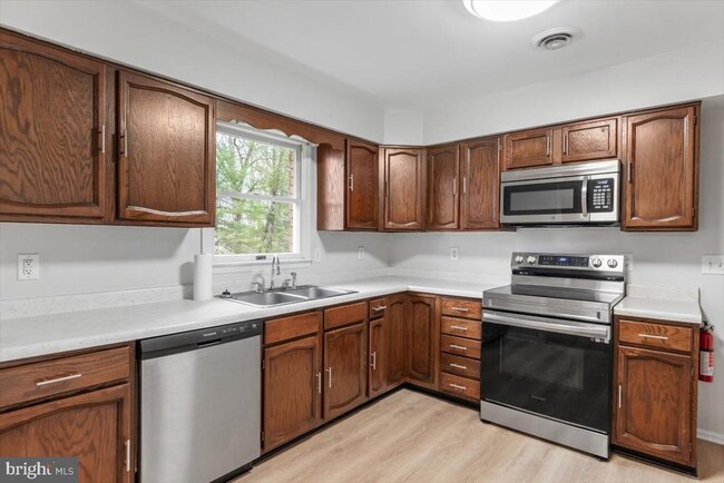 Building Photo - 260 Hill Crest Dr
