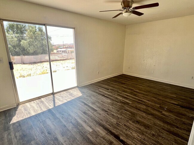 Building Photo - 5 Bedroom 2 Bath - Close to 29 Palms Marin...