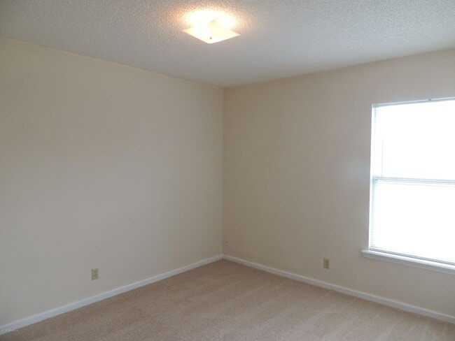 Building Photo - 12652 Ashmore Green Dr E