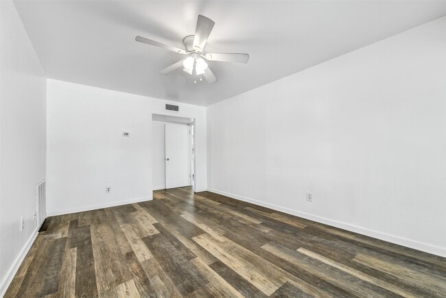 Building Photo - 123 The Strand