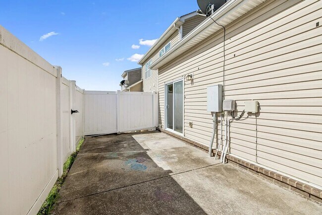 Building Photo - 1067 Muna Ct