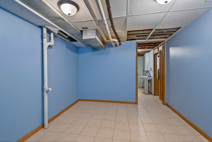 Building Photo - 1522 W 9th St