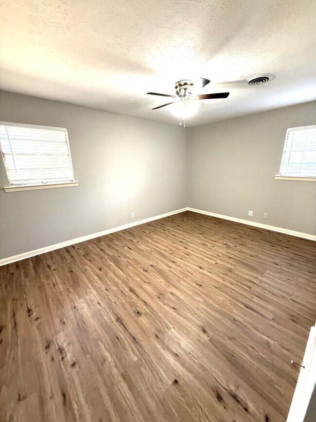 Building Photo - ** 4 Bed 2 Bath located close to Jefferson Davis High ** Call 334-366-9198 for a self showing