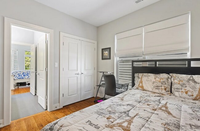 Building Photo - 544 E 46th Pl