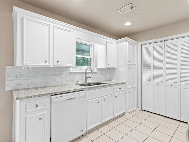 Building Photo - 9811 Charter Ridge Dr