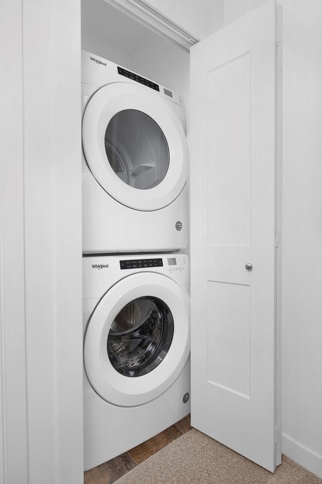 Building Photo - Bellevue spacious townhome living - 2 car garage