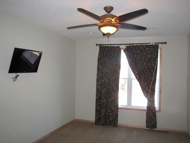 Building Photo - 3BR/2.5BA Beautiful END UNIT Townhome in Dancing Waters- Available Now!