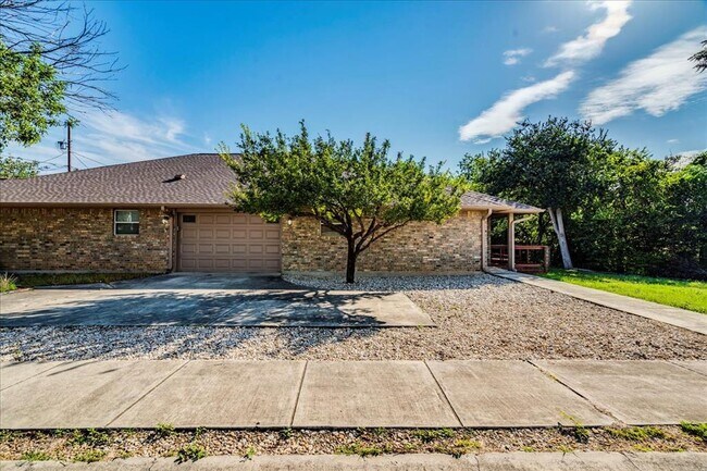 Building Photo - 1004 Misty Acres Dr