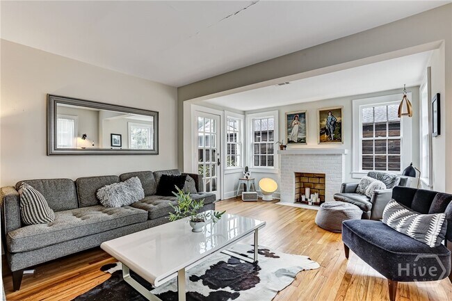 Building Photo - 725 E 53rd St