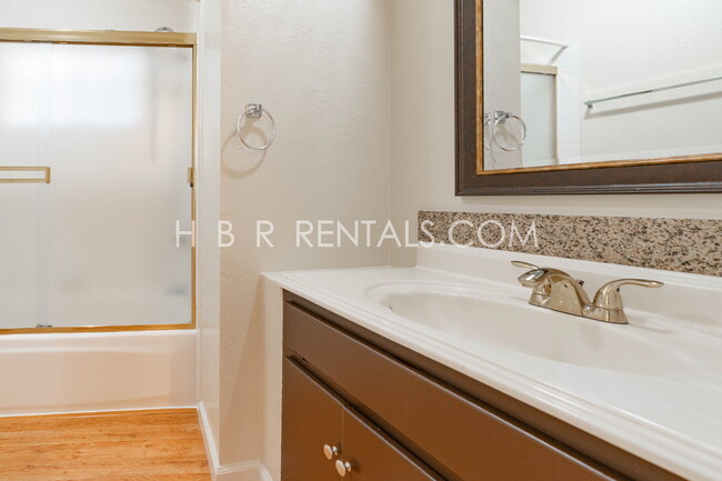 Building Photo - Charming Three Bedroom Single Story Liverm...