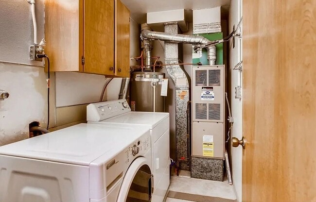 Building Photo - Top-Floor Gem – 2 Bed, 2 Full Bath, W/D, A...