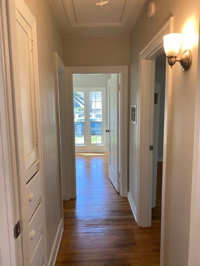 Building Photo - COMING SOON! Spacious 2 Bedroom 1 Bath House in Eagle Rock