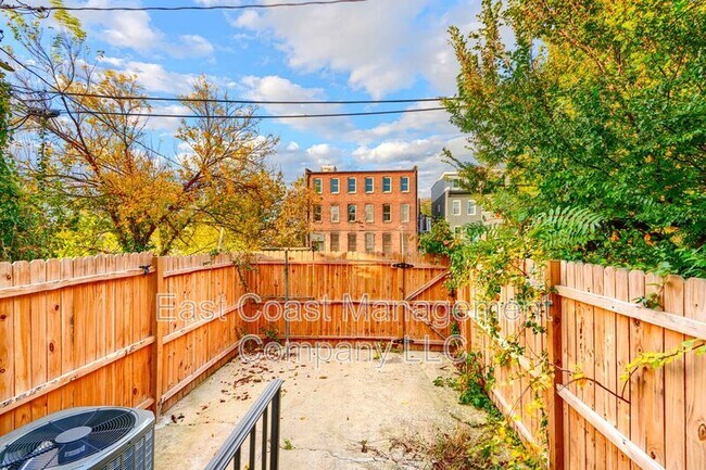 Building Photo - 2116 E Hoffman St