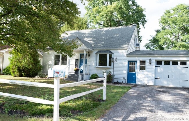 Primary Photo - 6 Christopher Ave