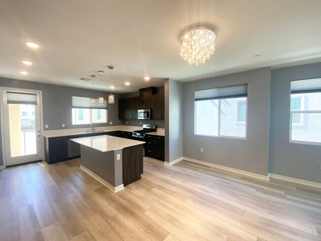 Building Photo - 5460 Shorefront Dr