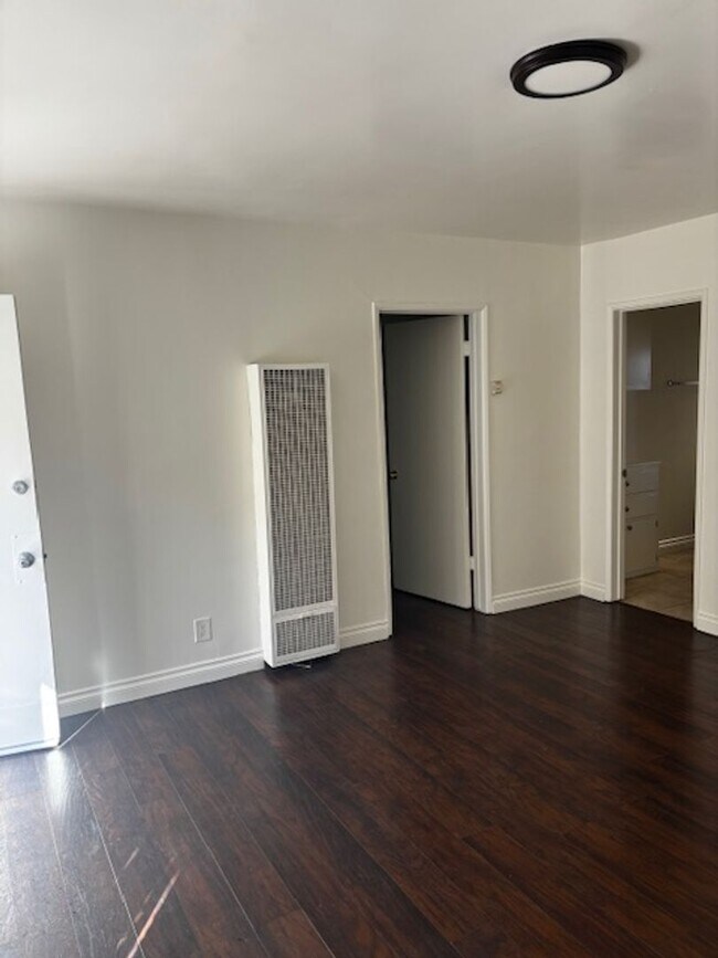 Building Photo - Spacious 1-Bedroom Apartment in Van Nuys – Second floor