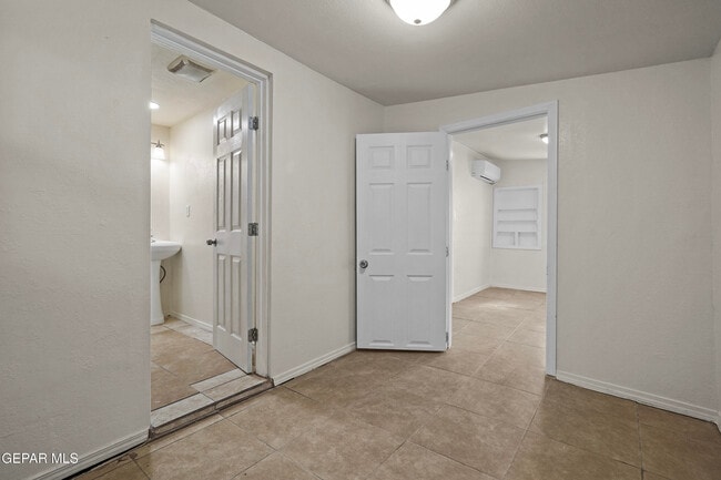 Building Photo - 209 N Seville Dr