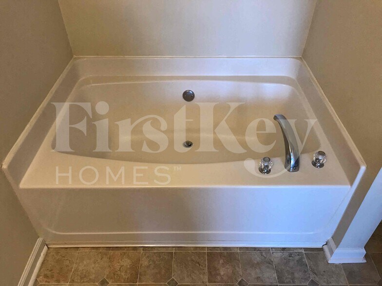 Building Photo - 420 Underwood Ct